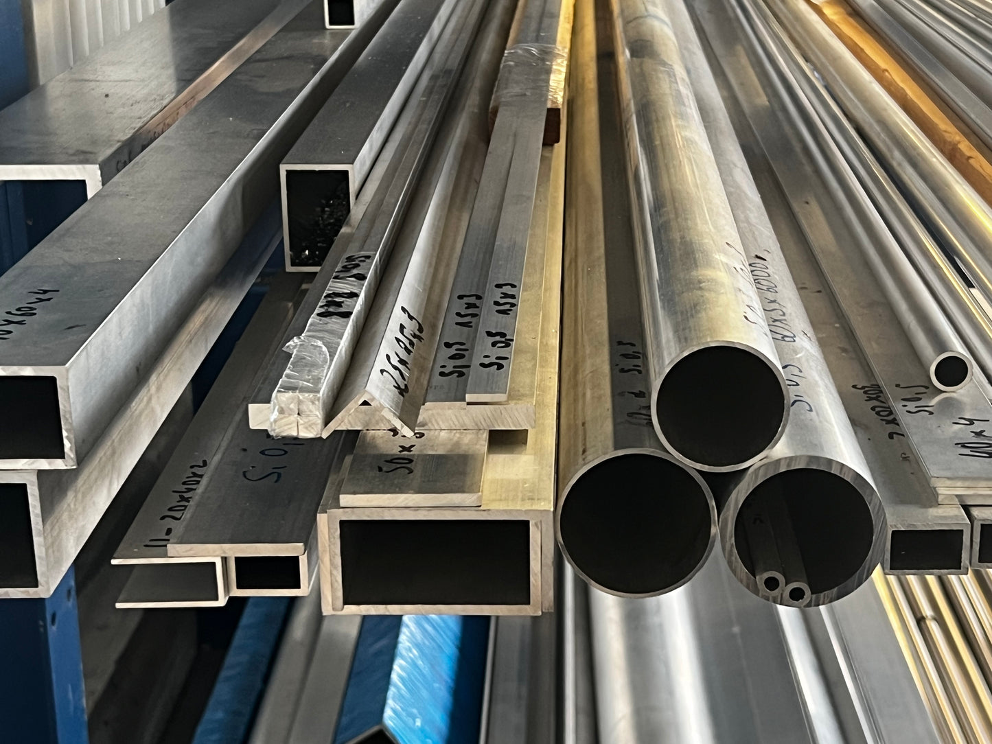 Rechteck- / 4-Kantrohre | AlMgSi0,5 EN AW6060 | gepresst T66 | Länge: 995 mm